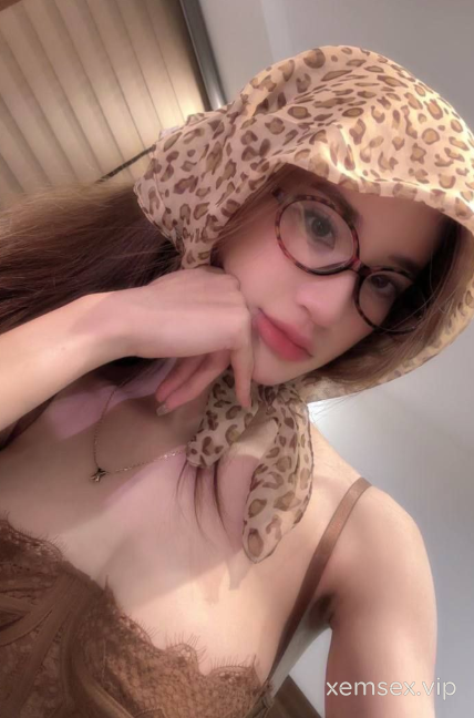 Hot Instagram Quỳnh Trang và video yêu hết mình